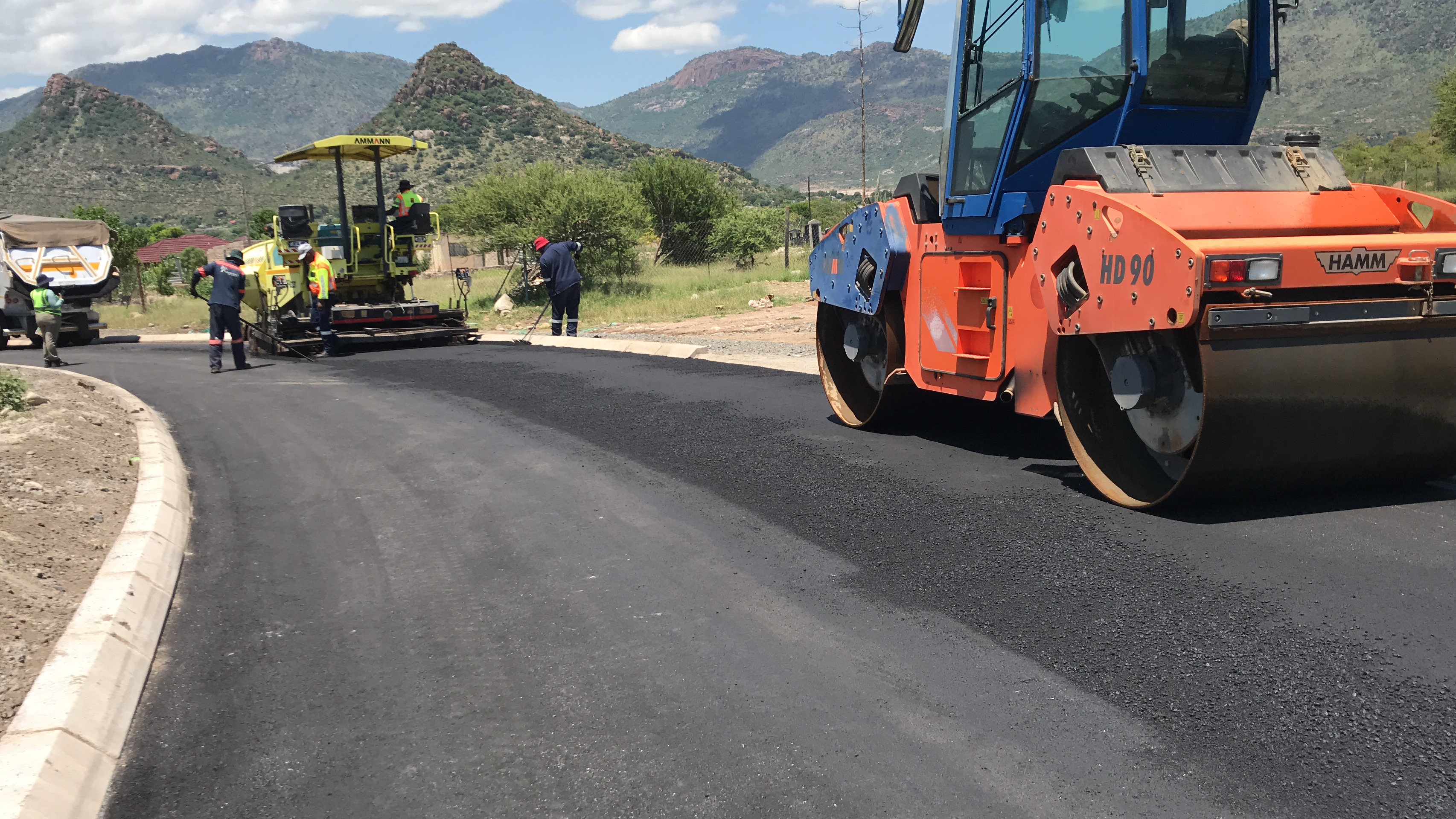 Final compaction and finishing work with road roller equipment